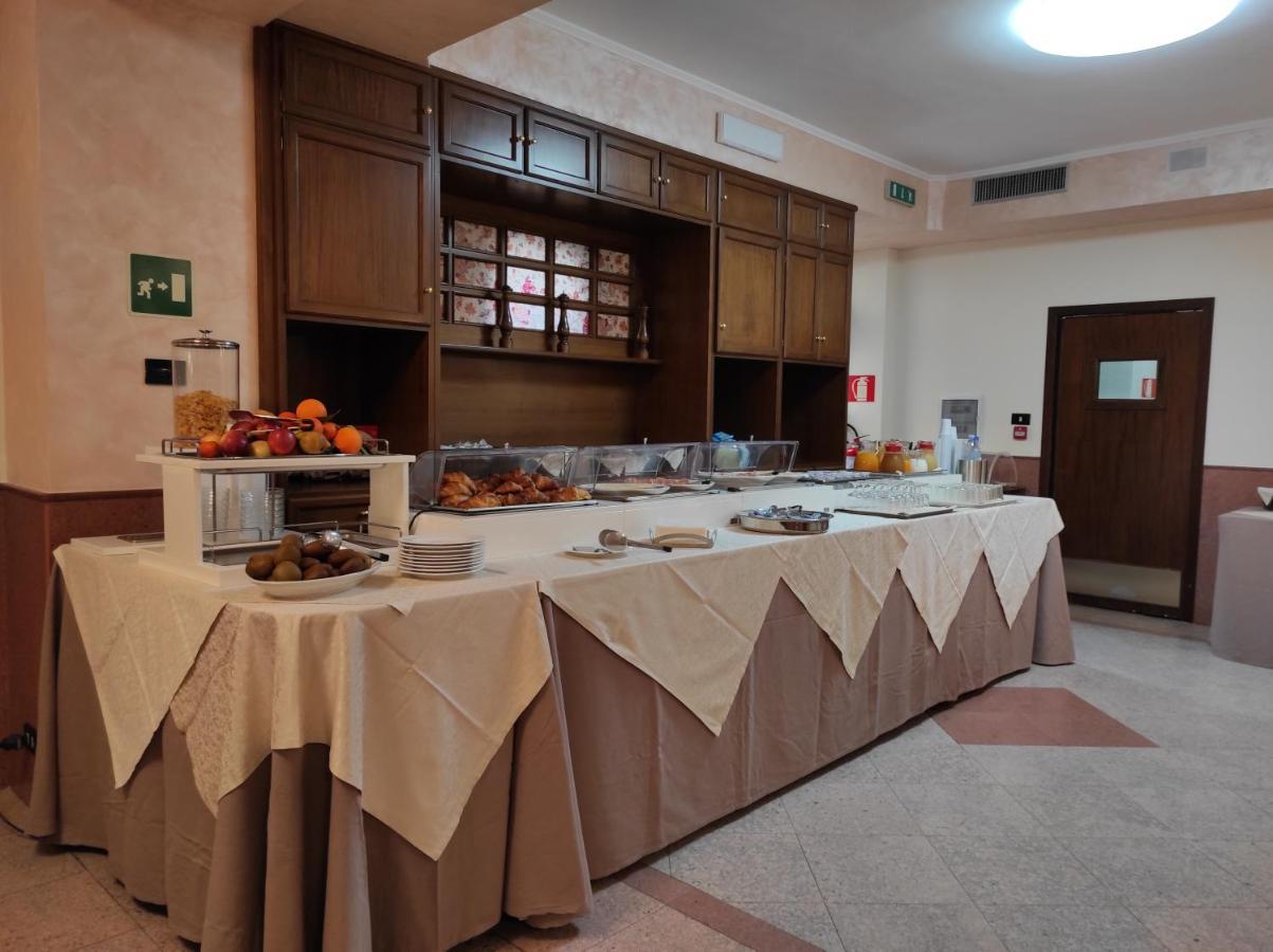 Il Nocchiero City Hotel โซเวราโต มาริน่า ภายนอก รูปภาพ