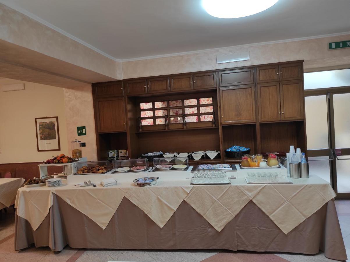 Il Nocchiero City Hotel โซเวราโต มาริน่า ภายนอก รูปภาพ